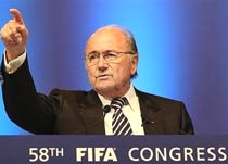 Sepp Blatter đang đổ thêm dầu vào lửa?